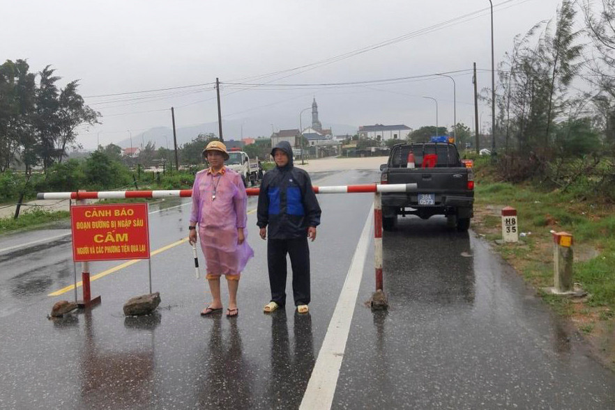 Trước diễn biến phức tạp của mưa lũ, chính quyền địa phương đã chỉ đạo các đơn vị chức năng, các xã, thị trấn chủ động theo dõi sát tình hình, chuẩn bị sẵn sàng các phương án, kế hoạch kịp thời ứng phó.