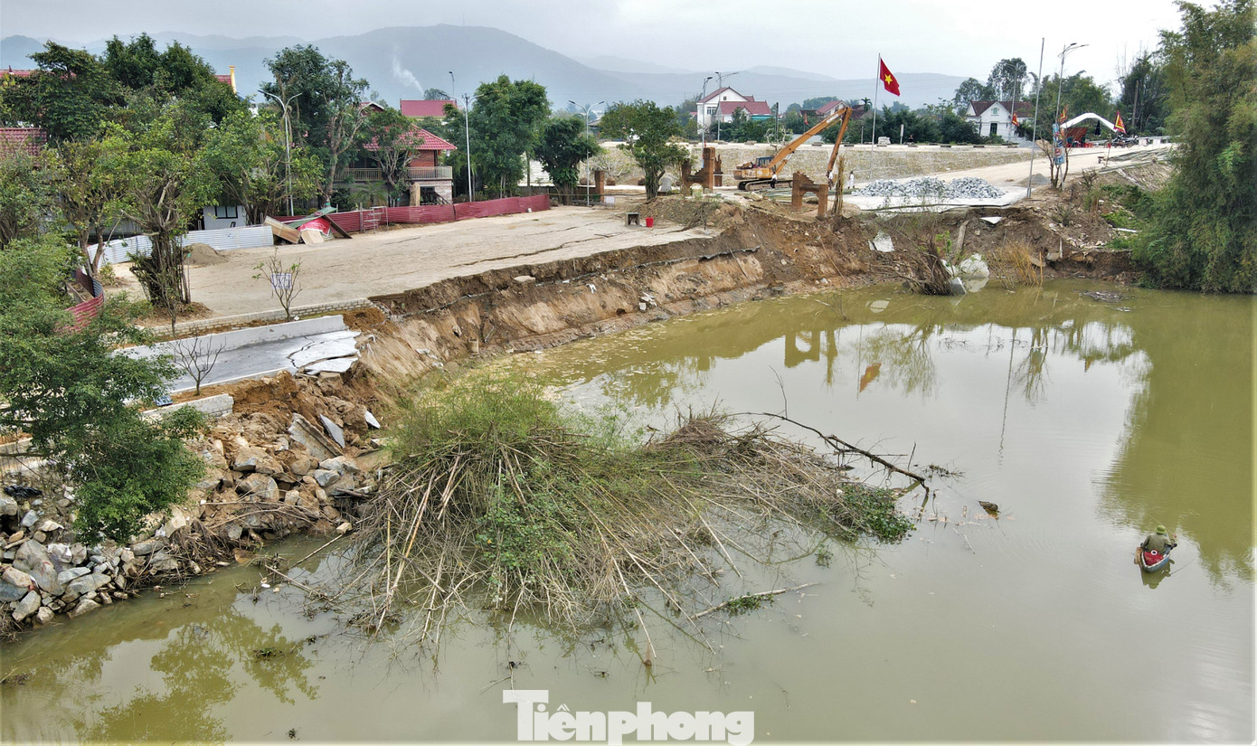 Theo lãnh đạo địa phương, đền Cả (còn có tên gọi khác là Dinh đô quan Hoàng Mười hay Mỏ Hạc Linh Từ) được xây dựng tại vị trí trên bãi bồi ngoài bờ đê La Giang, bên bờ sông Minh nên nền đất yếu.