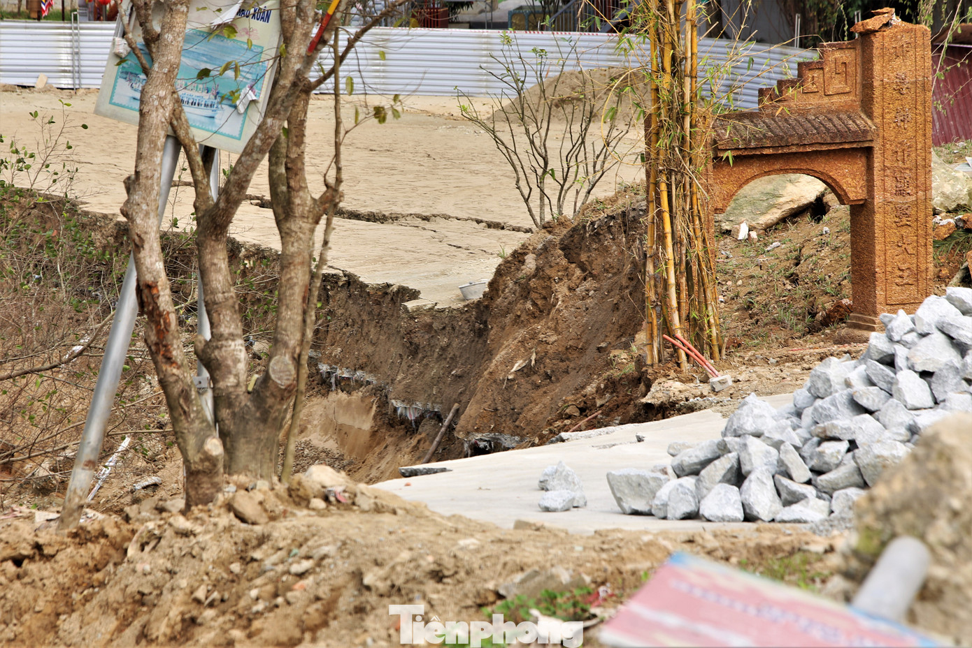 Tình trạng sạt lở chưa có dấu hiệu dừng lại.