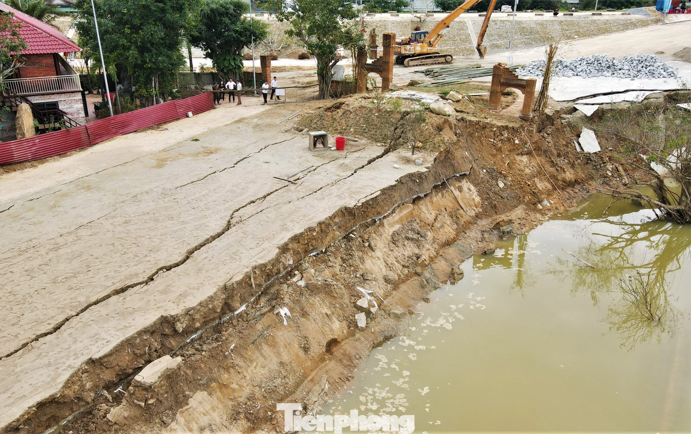 Nhìn từ trên cao, một số hạng mục như cổng, đường vào, nền đất, sân bị "xé" toạc, đổ vỡ.