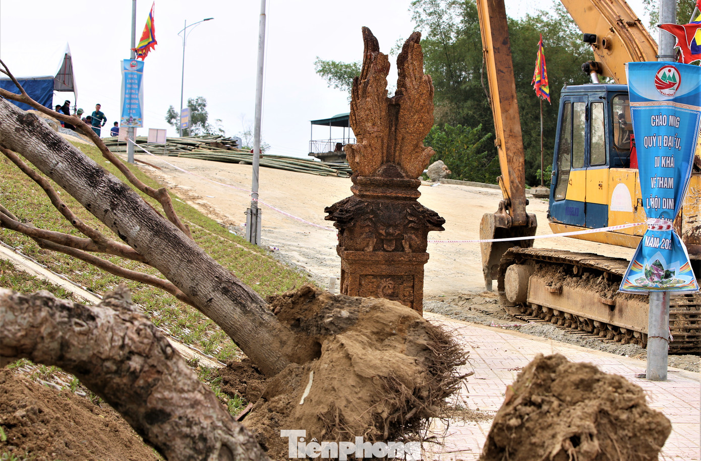 Sau vụ sạt lở, chính quyền địa phương phối hợp Ban quản lý di tích đền Cả - Dinh đô quan Hoàng Mười di dời một số công trình, cây xanh ra khỏi khu vực nguy hiểm.