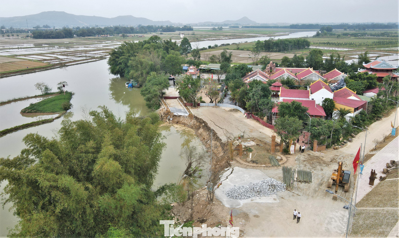 Sáng 12/1, lực lượng công an viên, dân quân tự vệ vẫn có mặt túc trực, bảo vệ hiện trường nguy hiểm, khu vực sạt lở tại bờ sông Minh, đoạn chảy qua khu vực đền Cả (phường Trung Lương, thị xã Hồng Lĩnh, Hà Tĩnh).