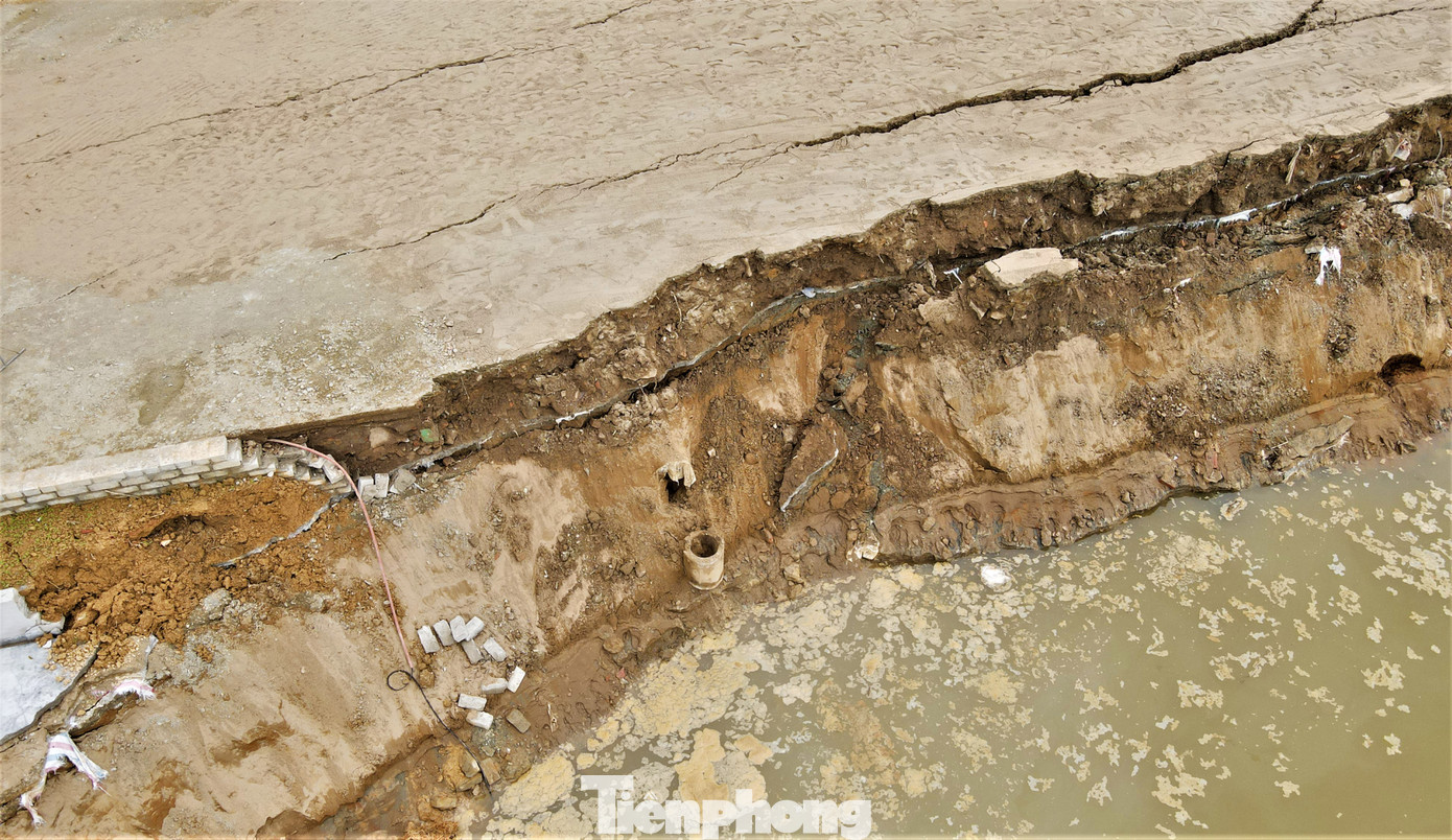 Nhìn từ trên cao, một số hạng mục như cổng, đường vào, nền đất, sân bị "xé" toạc, đổ vỡ.