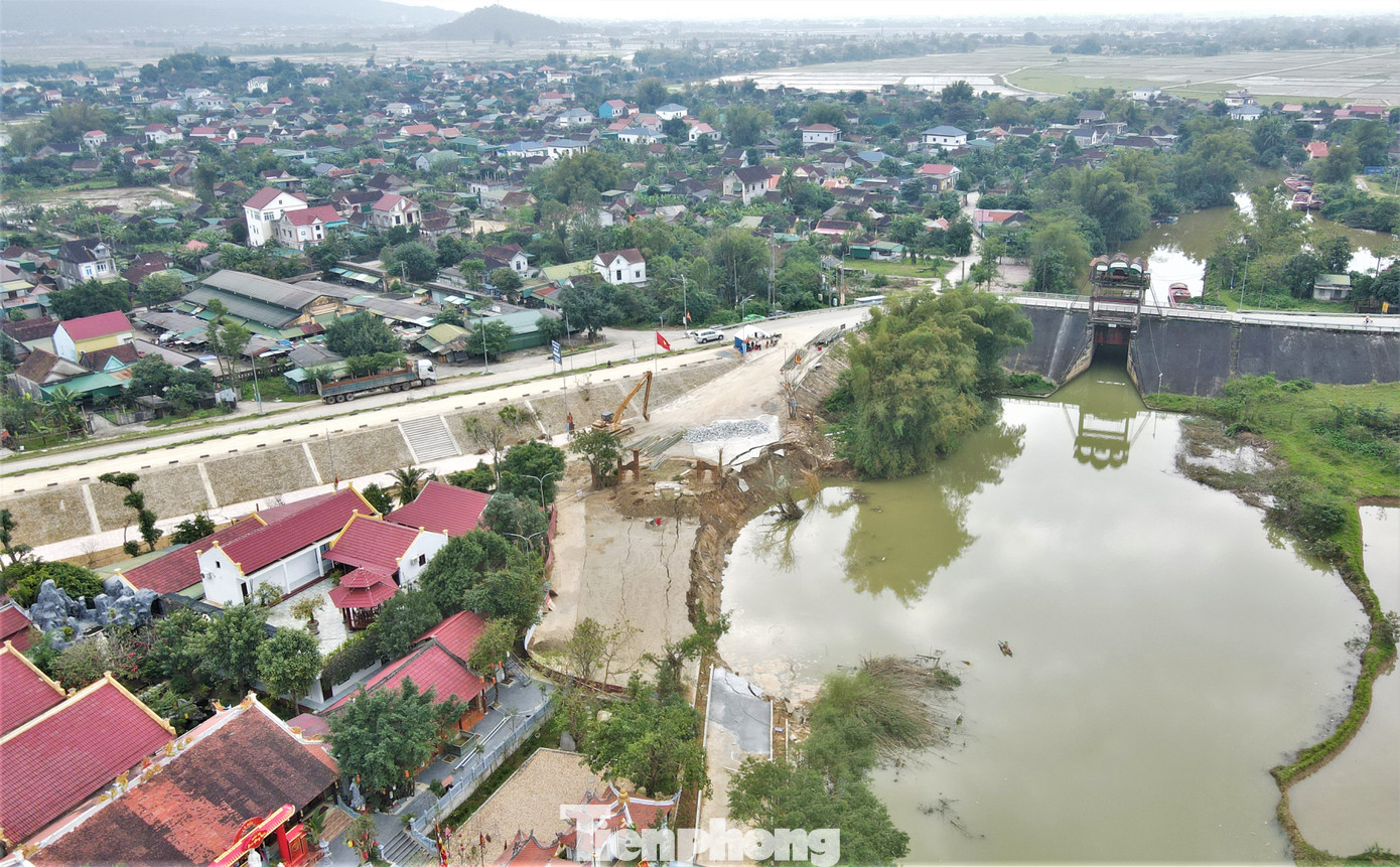 Trong đợt mưa lũ vào cuối tháng 9, đầu tháng 10/2023, mực nước trên sông lớn, khu vực này sau đó có dấu hiệu sạt lở. Đến đêm 10/1, tình trạng sạt lở, sụt lún tiếp tục xảy ra.