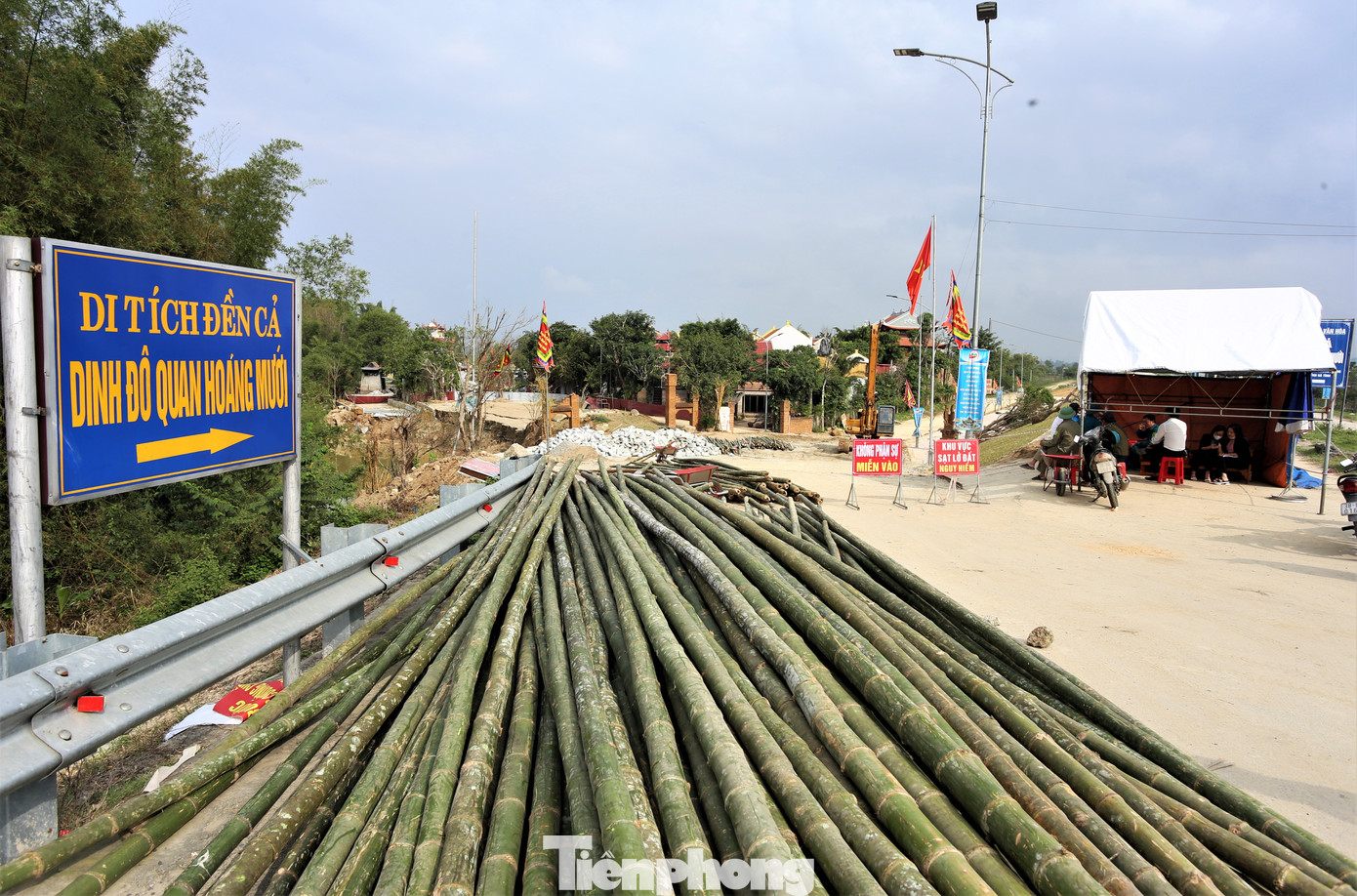 Địa phương đang xử lý tạm thời, xin hỗ trợ đá hộc, rọ đá để chống sạt lở.