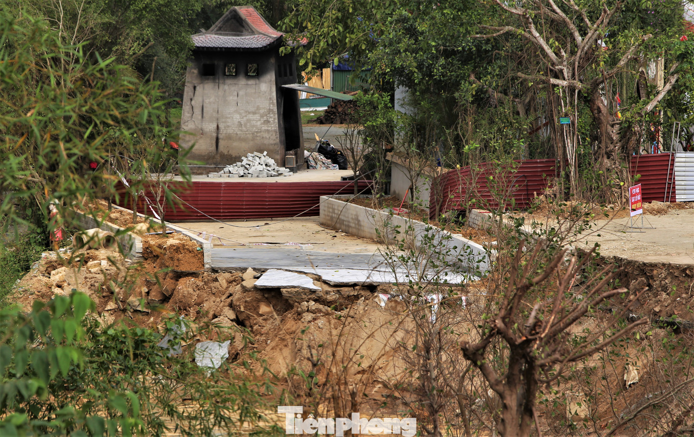 Nhiều khối lượng bê tông, cây cối trôi tuột xuống lòng sông.