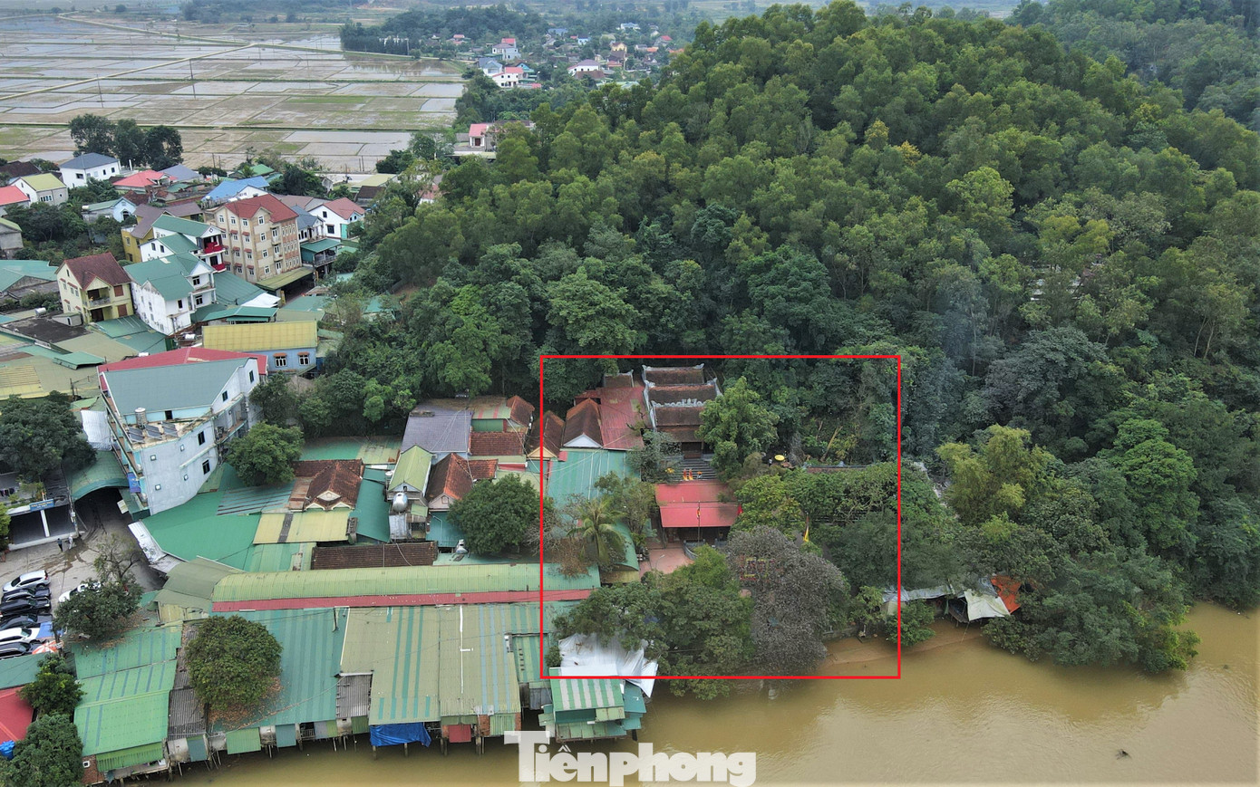 Đền Chợ Củi nép mình bên dòng sông Lam. Đền Chợ Củi nép mình bên dòng sông Lam.