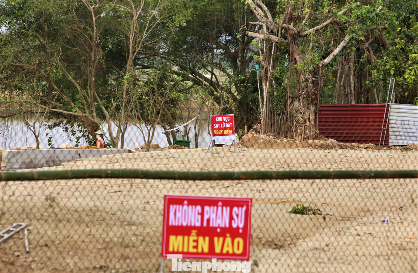 Lãnh đạo UBND thị xã Hồng Lĩnh sau vụ sạt lở, địa phương đã cắt cử lực lượng căng dây, biển cảnh báo khu vực nguy hiểm để đảm bảo an toàn cho người qua lại.