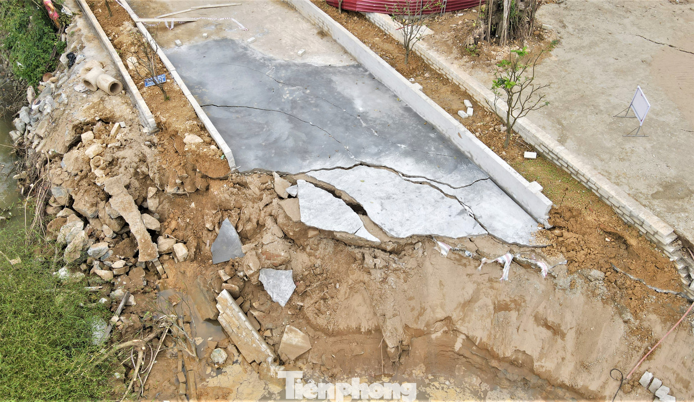 Nhìn từ trên cao, một số hạng mục như cổng, đường vào, nền đất, sân bị "xé" toạc, đổ vỡ.