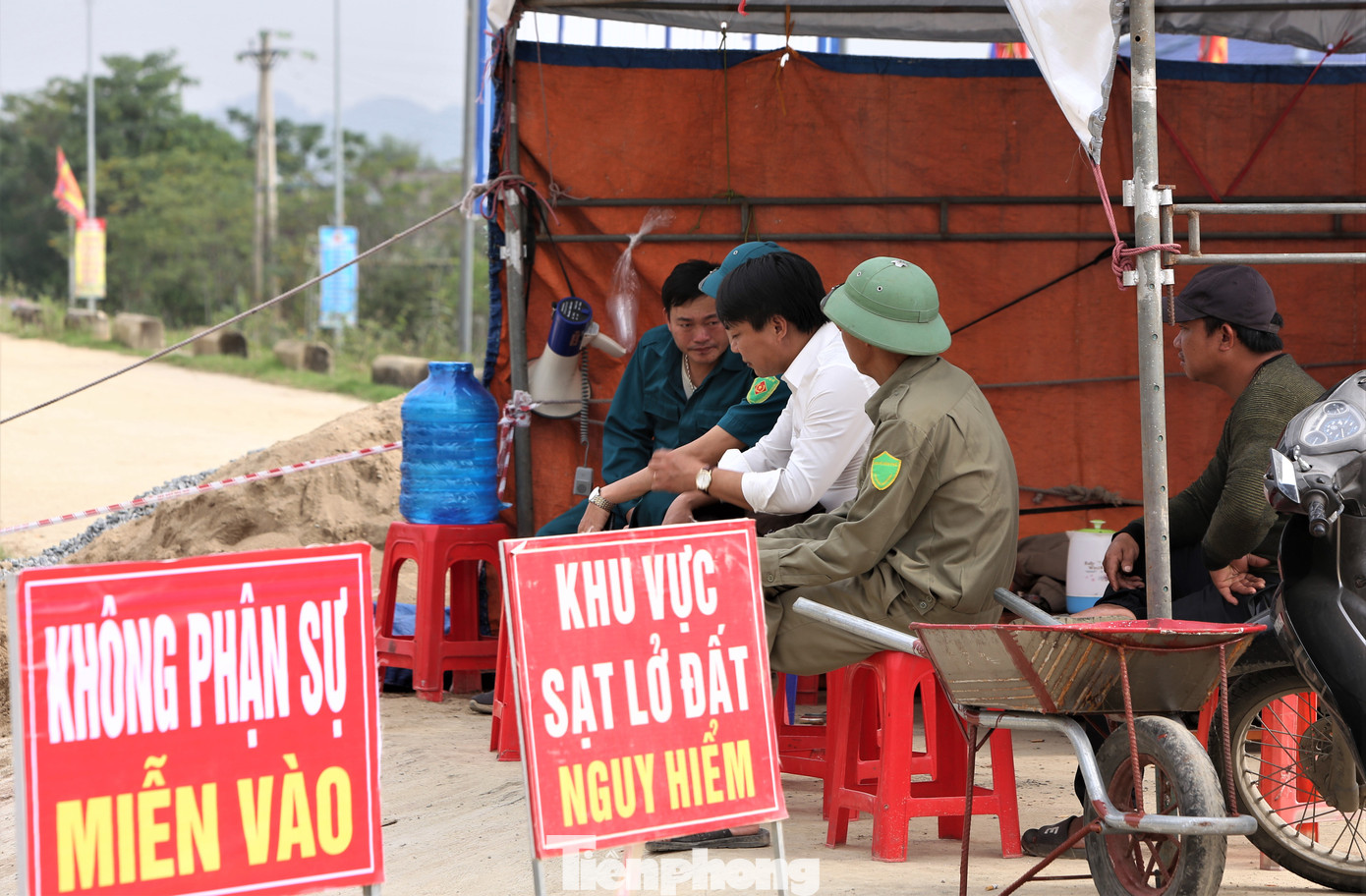 Mọi hoạt động tại đền cũng được tạm dừng để ngành chức năng làm rõ nguyên nhân.