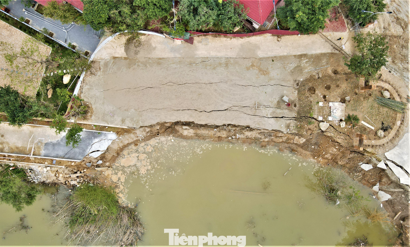 Nhìn từ trên cao, một số hạng mục như cổng, đường vào, nền đất, sân bị "xé" toạc, đổ vỡ.