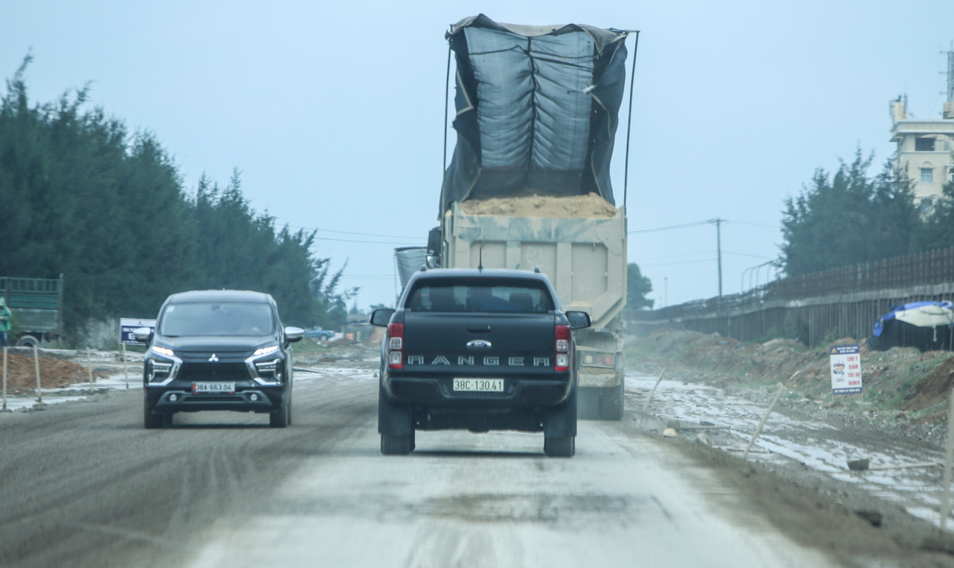 Mỗi ngày có hàng trăm lượt xe Howo mang biển số Hà Tĩnh, Quảng Bình, Nghệ An chở đất, đá, bê tông nối đuôi nhau chạy rầm rầm trên các tuyến đường về Khu kinh tế Vũng Áng.