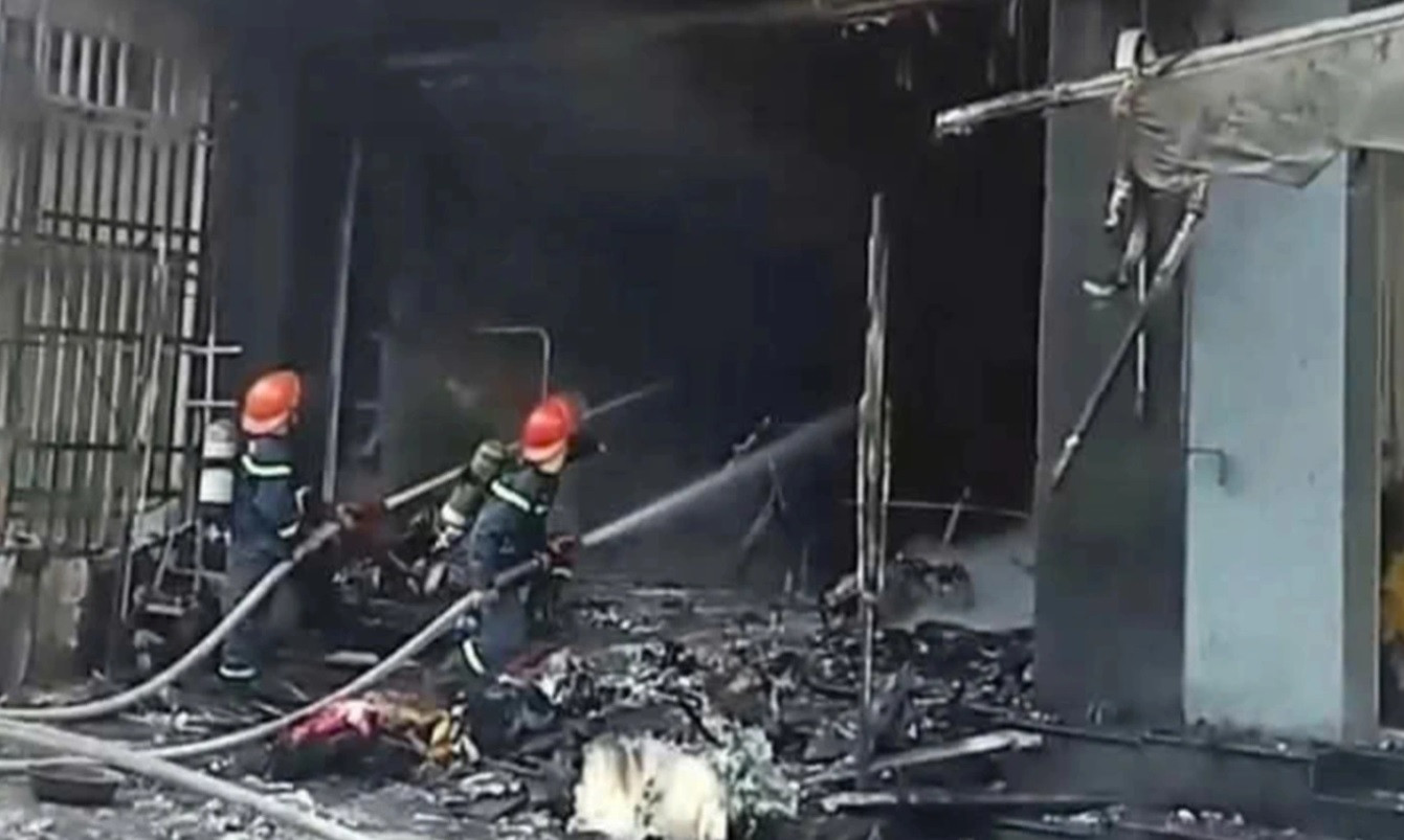 Cảnh sát phòng cháy, chữa cháy dập lửa.