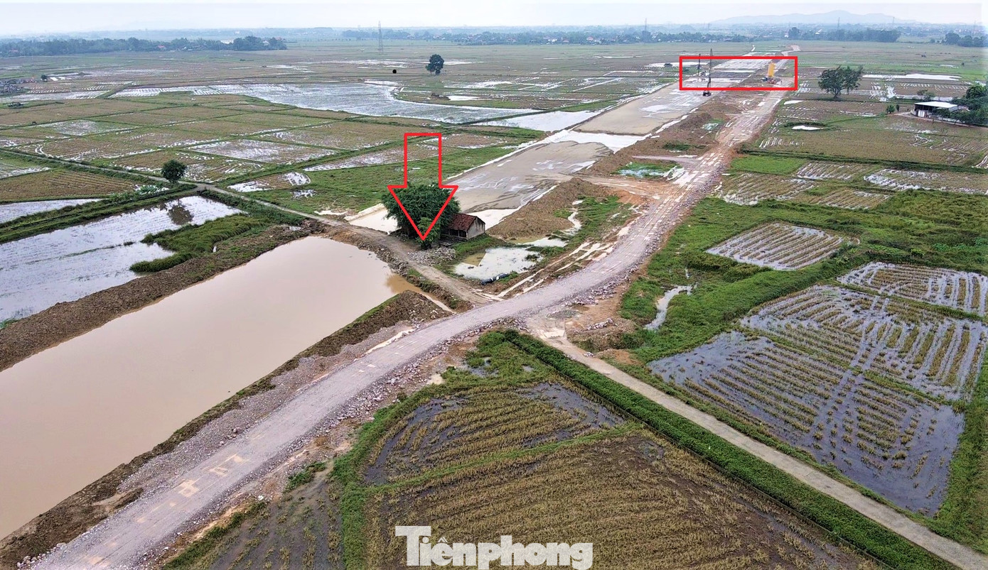 Vị trí cống chui được thiết kế (ô vuông đỏ) cách điểm người dân đề xuất mở thêm cống khác cách nhau khoảng 400m (mũi tên đỏ). Vị trí cống chui được thiết kế (ô vuông đỏ) cách điểm người dân đề xuất mở thêm cống khác cách nhau khoảng 400m (mũi tên đỏ).