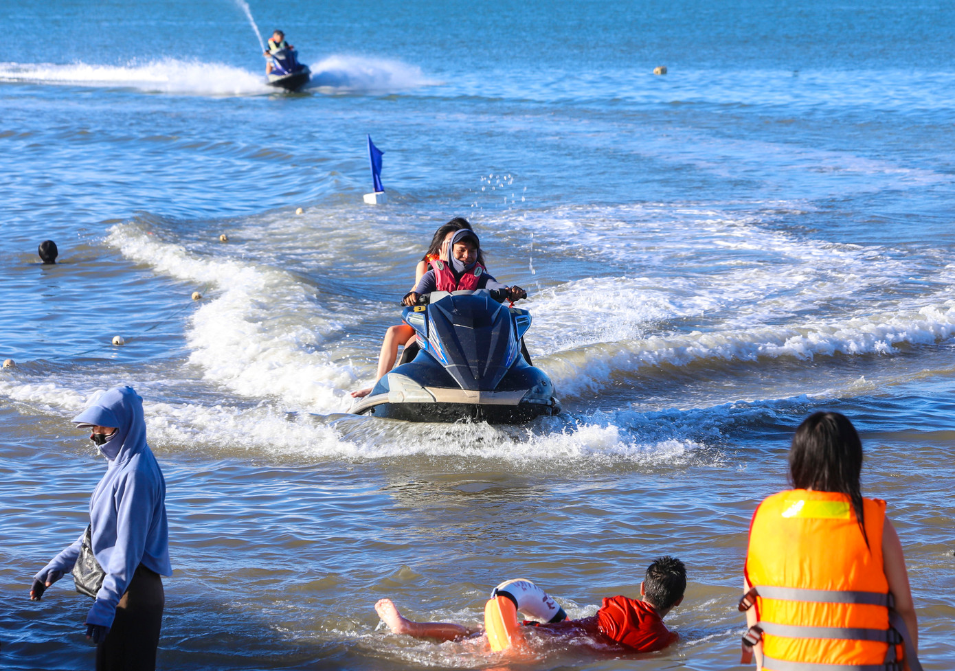 Du khách còn có thể trải nghiệm dịch vụ môtô nước với giá 300.000 đồng/lượt; phao chuối 800.000 đồng/lượt.