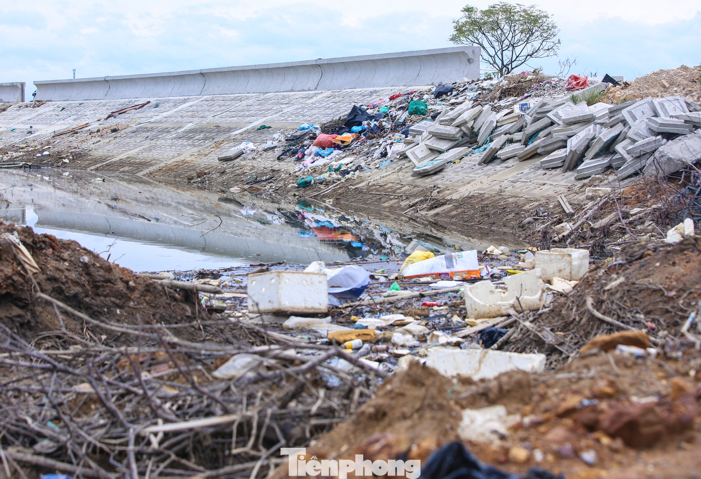 Người dân thấp thỏm vì dự án xử lý cấp bách làm mãi không xong. Người dân thấp thỏm vì dự án xử lý cấp bách làm mãi không xong.