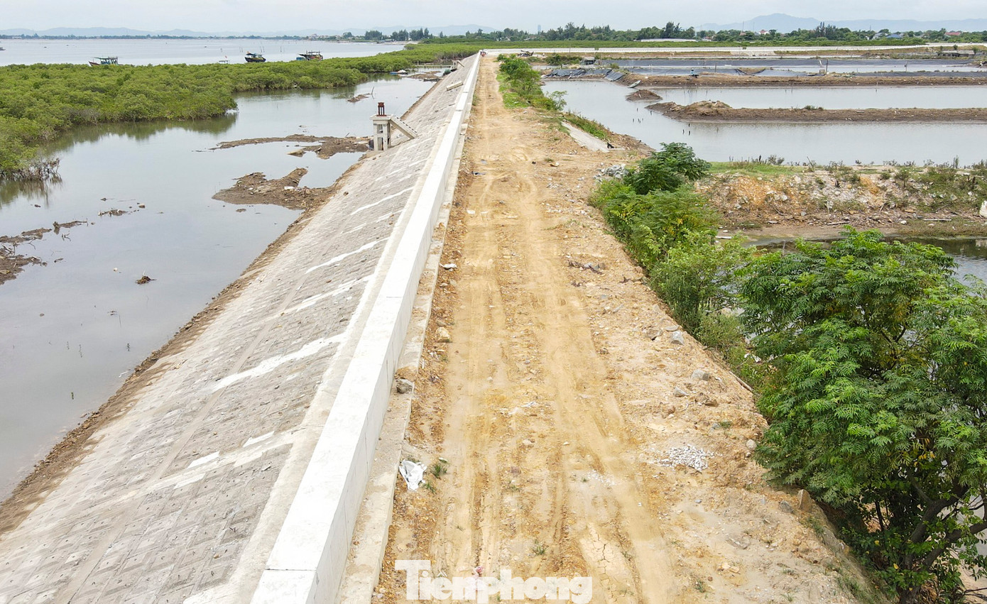 Khoảng 700m đoạn đê qua thị trấn Lộc Hà đang được thi công đứt đoạn, dở dang. Gần một năm nay, nhà thầu đã ngừng thi công, máy móc, nhân lực không xuất hiện trên công trường. Khoảng 700m đoạn đê qua thị trấn Lộc Hà đang được thi công đứt đoạn, dở dang. Gần một năm nay, nhà thầu đã ngừng thi công, máy móc, nhân lực không xuất hiện trên công trường.