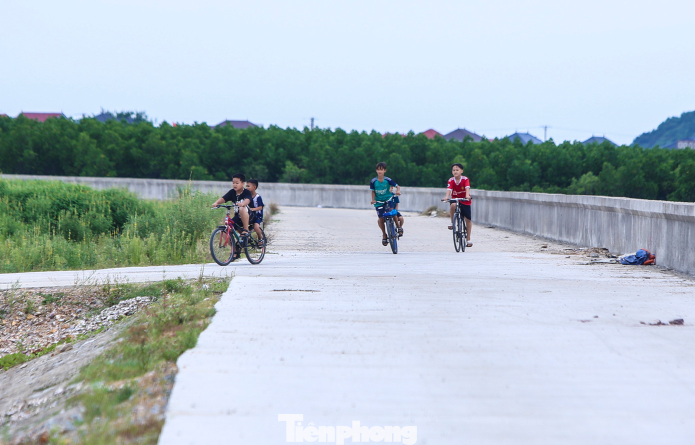 Trao đổi với PV Tiền Phong, lãnh đạo Ban Quản lý dự án đầu tư xây dựng huyện Lộc Hà cho biết, dự án gặp vướng mắc về vấn đề mặt bằng của 4 hộ nuôi trồng thủy sản trong đê. Các hộ đồng tình với việc thu hồi đất để triển khai dự án nhưng mong muốn được hỗ trợ tài sản trên đất. Trao đổi với PV Tiền Phong, lãnh đạo Ban Quản lý dự án đầu tư xây dựng huyện Lộc Hà cho biết, dự án gặp vướng mắc về vấn đề mặt bằng của 4 hộ nuôi trồng thủy sản trong đê. Các hộ đồng tình với việc thu hồi đất để triển khai dự án nhưng mong muốn được hỗ trợ tài sản trên đất.