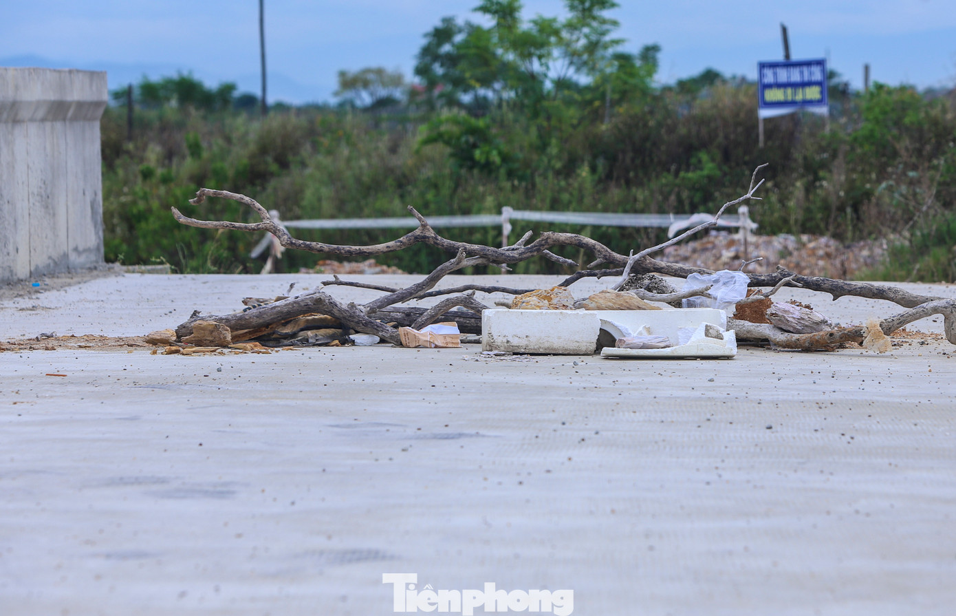 Tại đoạn đê thi công "đứt đoạn", đơn vị chức năng dùng vật cản thô sơ như củi khô, đá, thùng xốp và cắm biển cảnh báo không đi lại được. Tại đoạn đê thi công "đứt đoạn", đơn vị chức năng dùng vật cản thô sơ như củi khô, đá, thùng xốp và cắm biển cảnh báo không đi lại được.