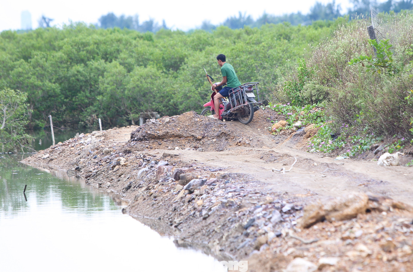 Người dân thấp thỏm vì dự án xử lý cấp bách làm mãi không xong. Người dân thấp thỏm vì dự án xử lý cấp bách làm mãi không xong.