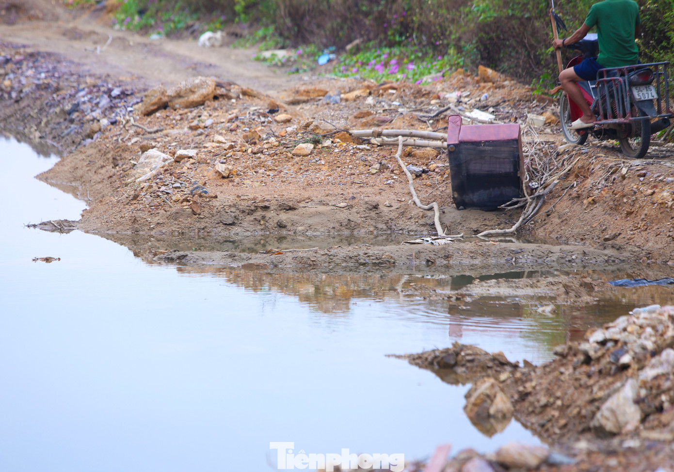 Phía ngoài tuyến đê thi công dở dang, rác thải trôi dạt trên sông đổ về mắc kẹt, ùn ứ. Người dân cũng vứt đủ loại rác thải ngay trên mái đê; xen lẫn trong đó là những cấu kiện bê tông đúc sẵn nằm ngổn ngang. Phía ngoài tuyến đê thi công dở dang, rác thải trôi dạt trên sông đổ về mắc kẹt, ùn ứ. Người dân cũng vứt đủ loại rác thải ngay trên mái đê; xen lẫn trong đó là những cấu kiện bê tông đúc sẵn nằm ngổn ngang.