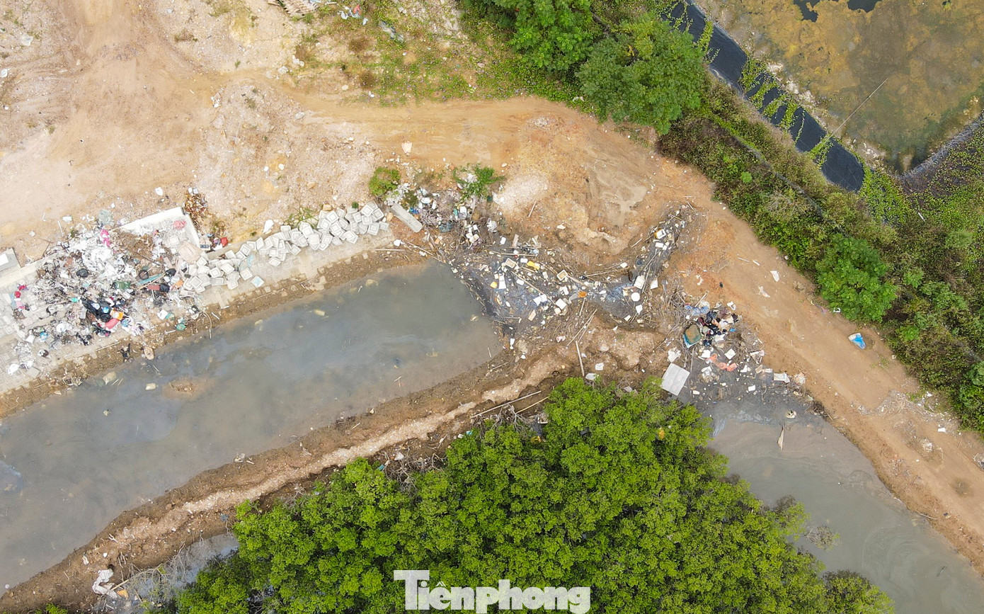 Người dân địa phương cho biết việc tuyến đê chưa hoàn thành xây dựng gây khó khăn cho việc đi lại. ”Mùa mưa bão sắp đến song dự án chưa xong khiến ai nấy đều lo lắng về nguy cơ xảy ra lũ lụt, xâm nhập mặn”, một người dân thị trấn Lộc Hà, bày tỏ. Người dân địa phương cho biết việc tuyến đê chưa hoàn thành xây dựng gây khó khăn cho việc đi lại. ”Mùa mưa bão sắp đến song dự án chưa xong khiến ai nấy đều lo lắng về nguy cơ xảy ra lũ lụt, xâm nhập mặn”, một người dân thị trấn Lộc Hà, bày tỏ.