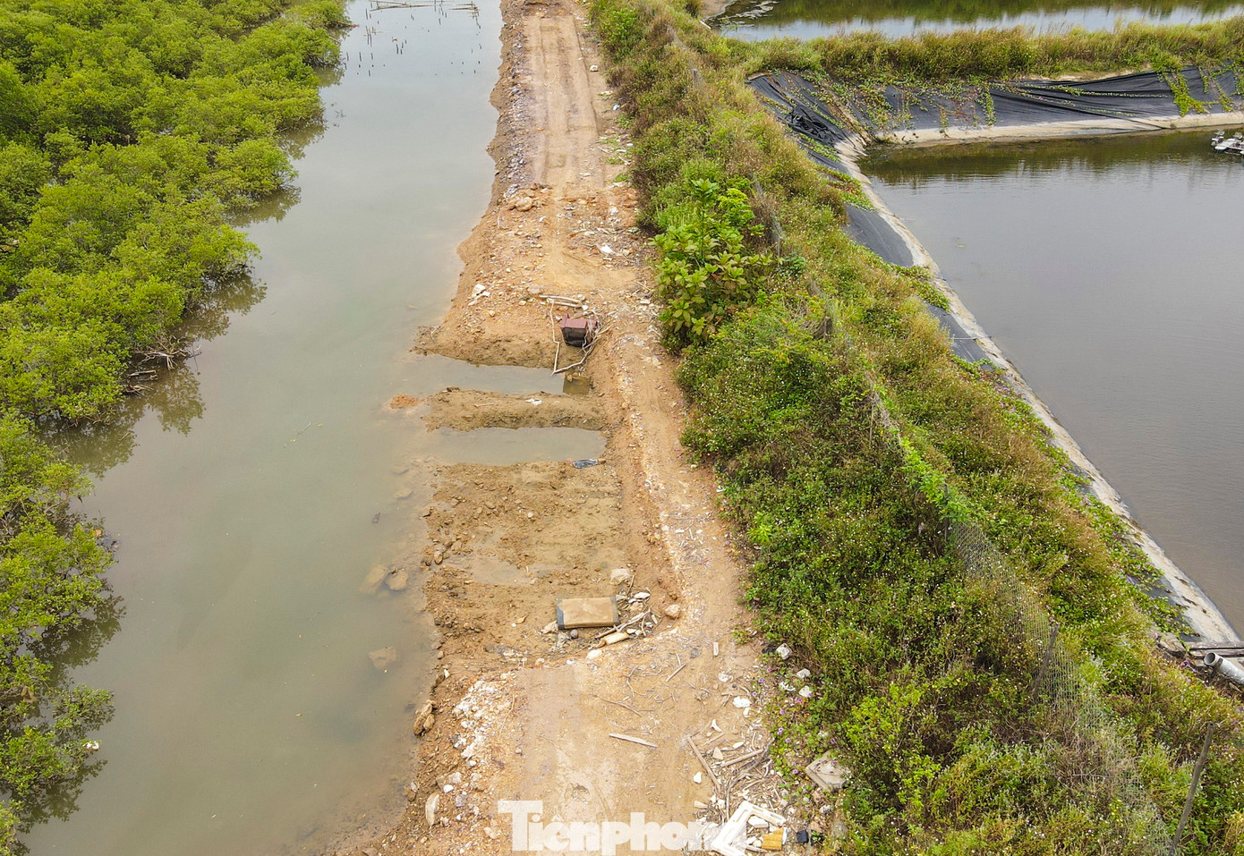 Người dân thấp thỏm vì dự án xử lý cấp bách làm mãi không xong. Người dân thấp thỏm vì dự án xử lý cấp bách làm mãi không xong.