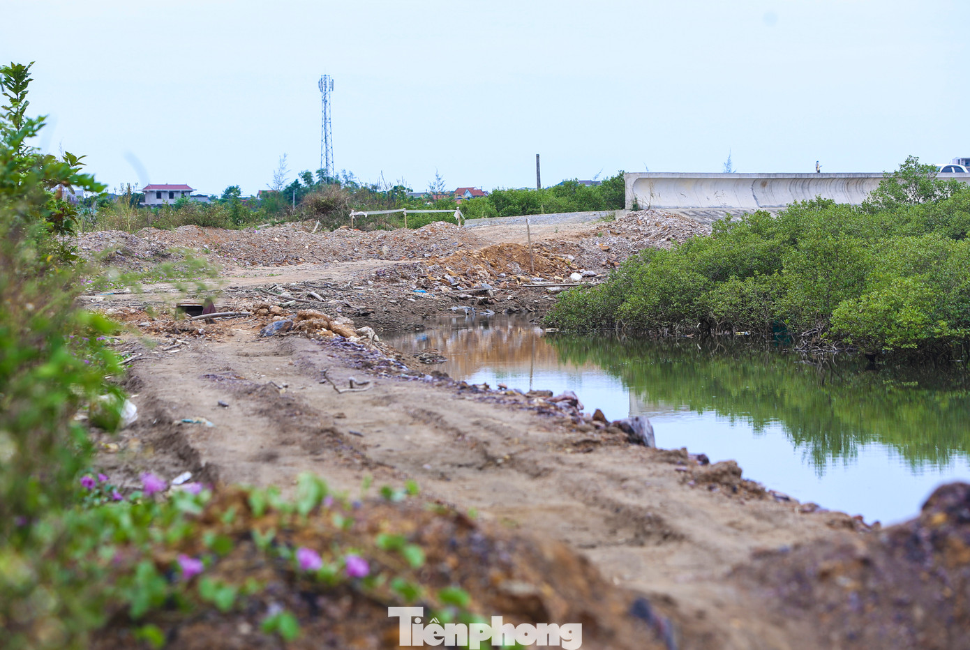 Người dân thấp thỏm vì dự án xử lý cấp bách làm mãi không xong. Người dân thấp thỏm vì dự án xử lý cấp bách làm mãi không xong.