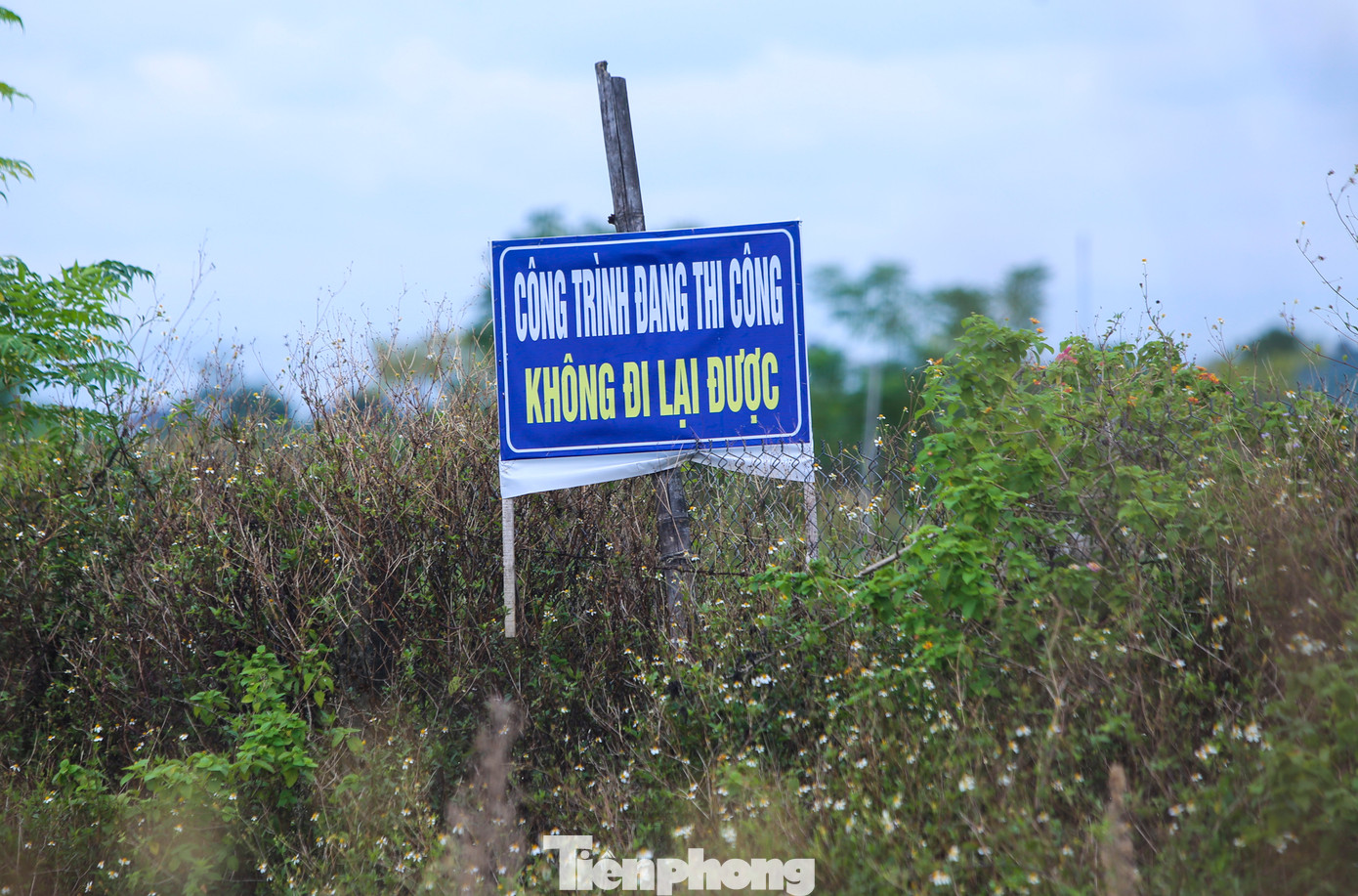 Người dân địa phương cho biết việc tuyến đê chưa hoàn thành xây dựng gây khó khăn cho việc đi lại. ”Mùa mưa bão sắp đến song dự án chưa xong khiến ai nấy đều lo lắng về nguy cơ xảy ra lũ lụt, xâm nhập mặn”, một người dân thị trấn Lộc Hà, bày tỏ. Người dân địa phương cho biết việc tuyến đê chưa hoàn thành xây dựng gây khó khăn cho việc đi lại. ”Mùa mưa bão sắp đến song dự án chưa xong khiến ai nấy đều lo lắng về nguy cơ xảy ra lũ lụt, xâm nhập mặn”, một người dân thị trấn Lộc Hà, bày tỏ.