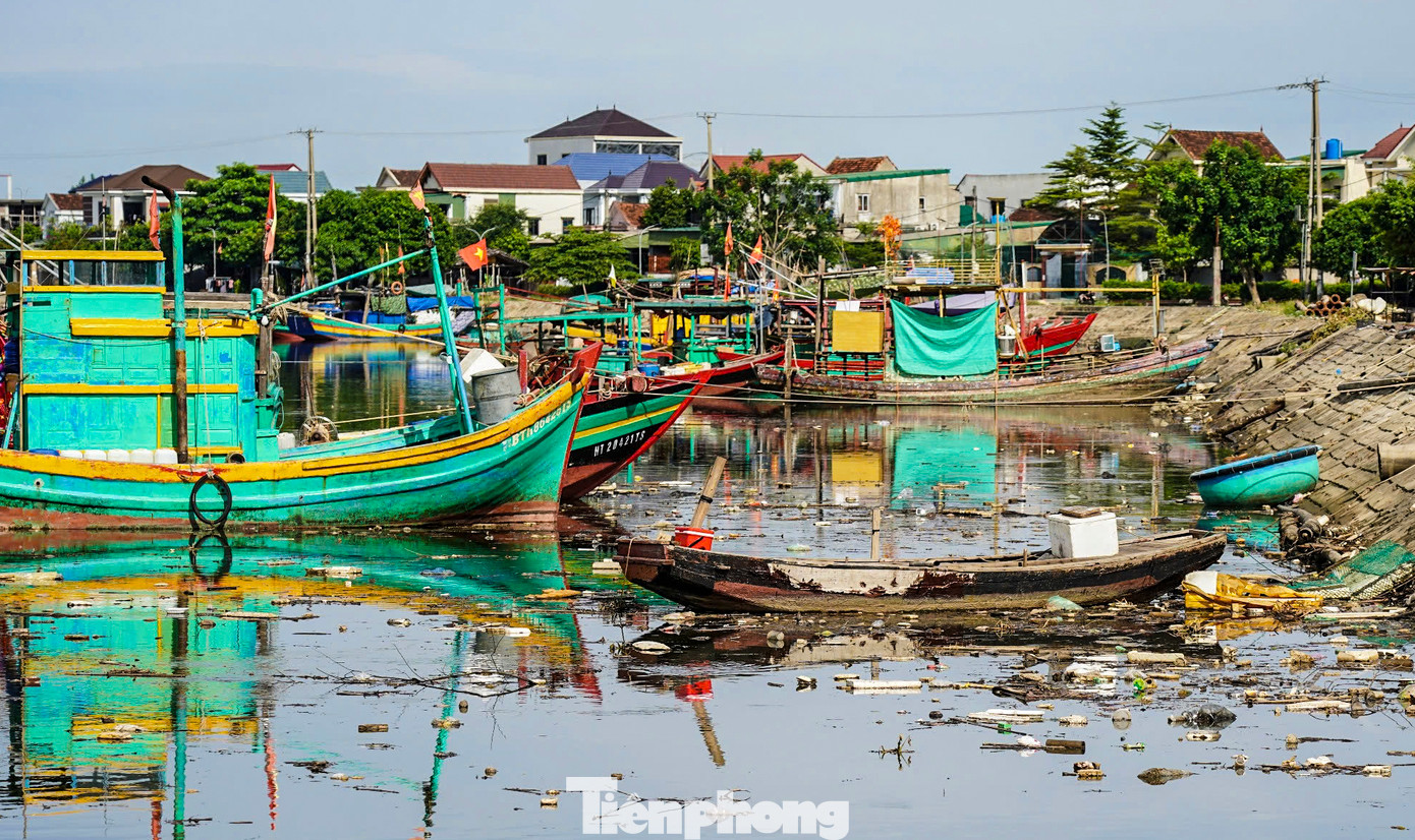 Ngoài ra, khu vực âu thuyền Cửa Sót cũng xảy ra tình trạng rác thải vứt bỏ bữa bãi.
