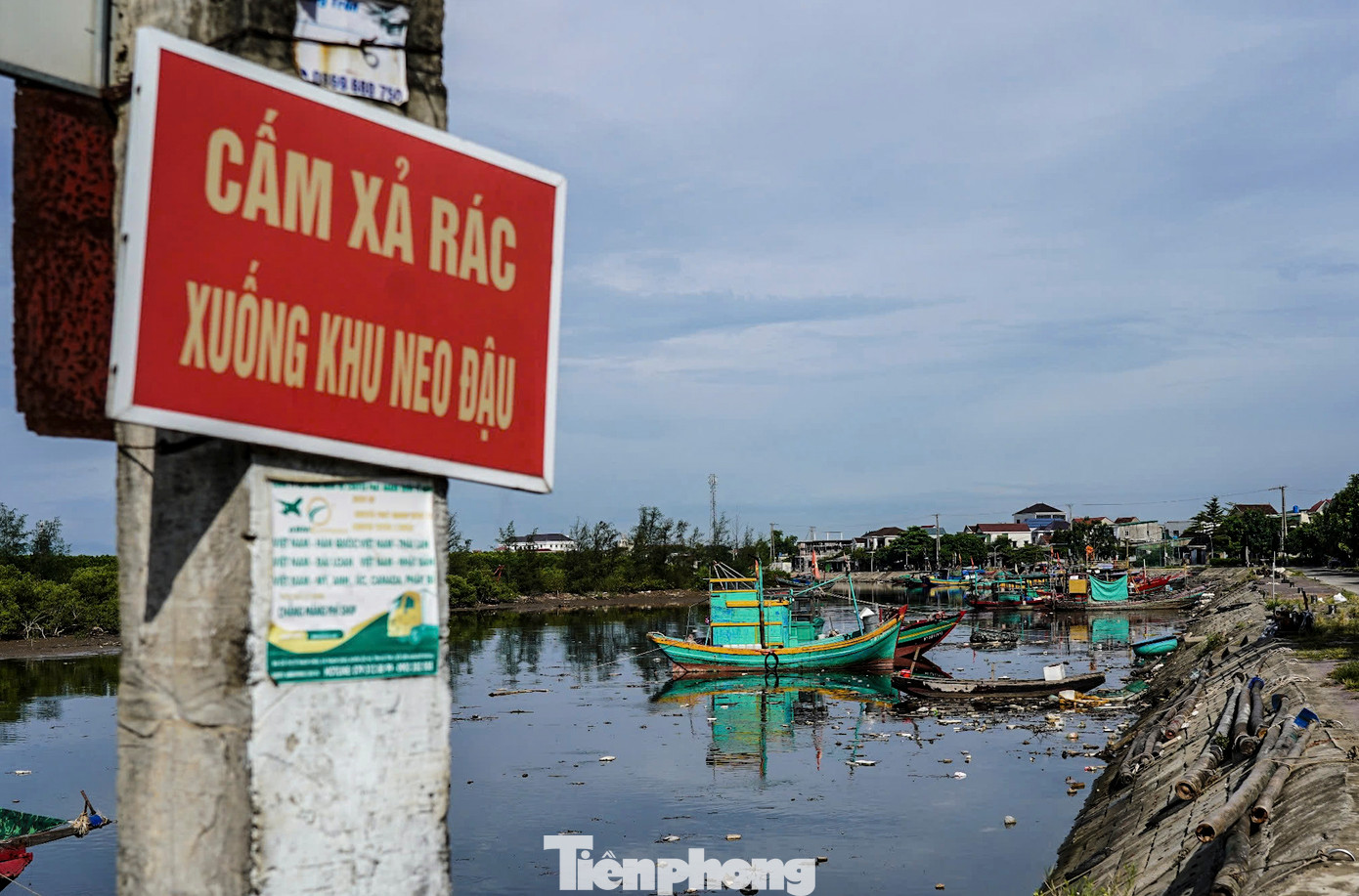 Chính quyền địa phương đã cắm biển cảnh báo và yêu cầu người dân vứt bỏ rác đúng nơi quy định, đảm bảo môi trường song tình trạng này vẫn diễn ra.