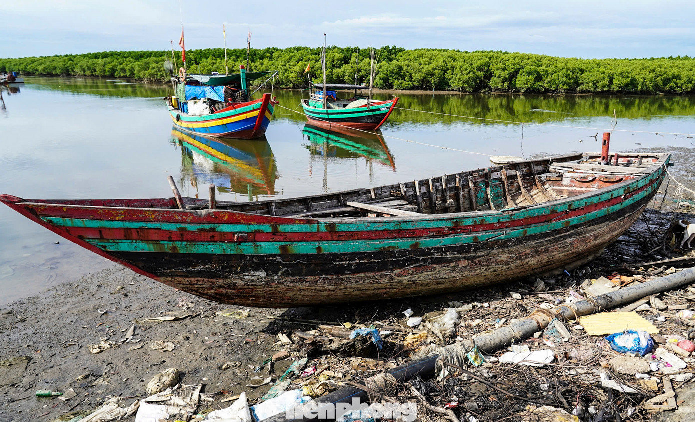 Người dân địa phương cho biết, những tàu thuyền bị bỏ lại thường là tàu cũ, sau khi không còn sử dụng, bà con kéo vào bờ, tháo máy móc và vứt bỏ lại thân tàu. Ngoài ra, đây còn là xác những con tàu bị hư hỏng trong quá trình sử dụng, khó sửa chữa.