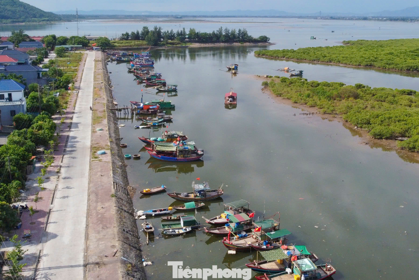 Âu thuyền Cửa Sót ở xã Thạch Kim (huyện Lộc Hà, Hà Tĩnh) là khu vực neo đậu của tàu thuyền và buôn bán hải sản tươi sống. Tại đây, mỗi ngày có hàng trăm lượt tàu thuyền trong và ngoài tỉnh neo đậu, phục vụ hoạt động kinh doanh và sinh hoạt.