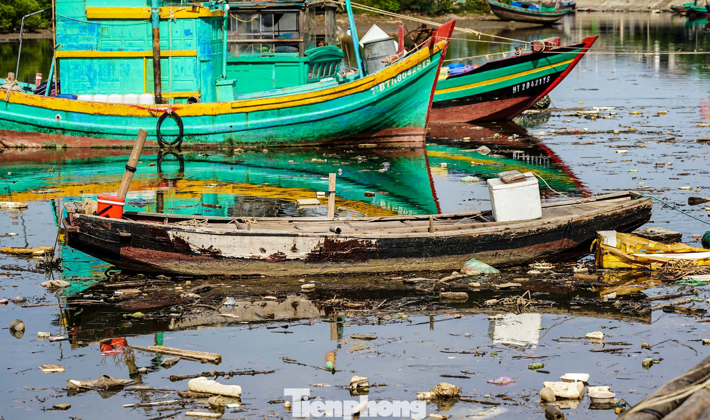 Người dân địa phương cho biết, những tàu thuyền bị bỏ lại thường là tàu cũ, sau khi không còn sử dụng, bà con kéo vào bờ, tháo máy móc và vứt bỏ lại thân tàu. Ngoài ra, đây còn là xác những con tàu bị hư hỏng trong quá trình sử dụng, khó sửa chữa.