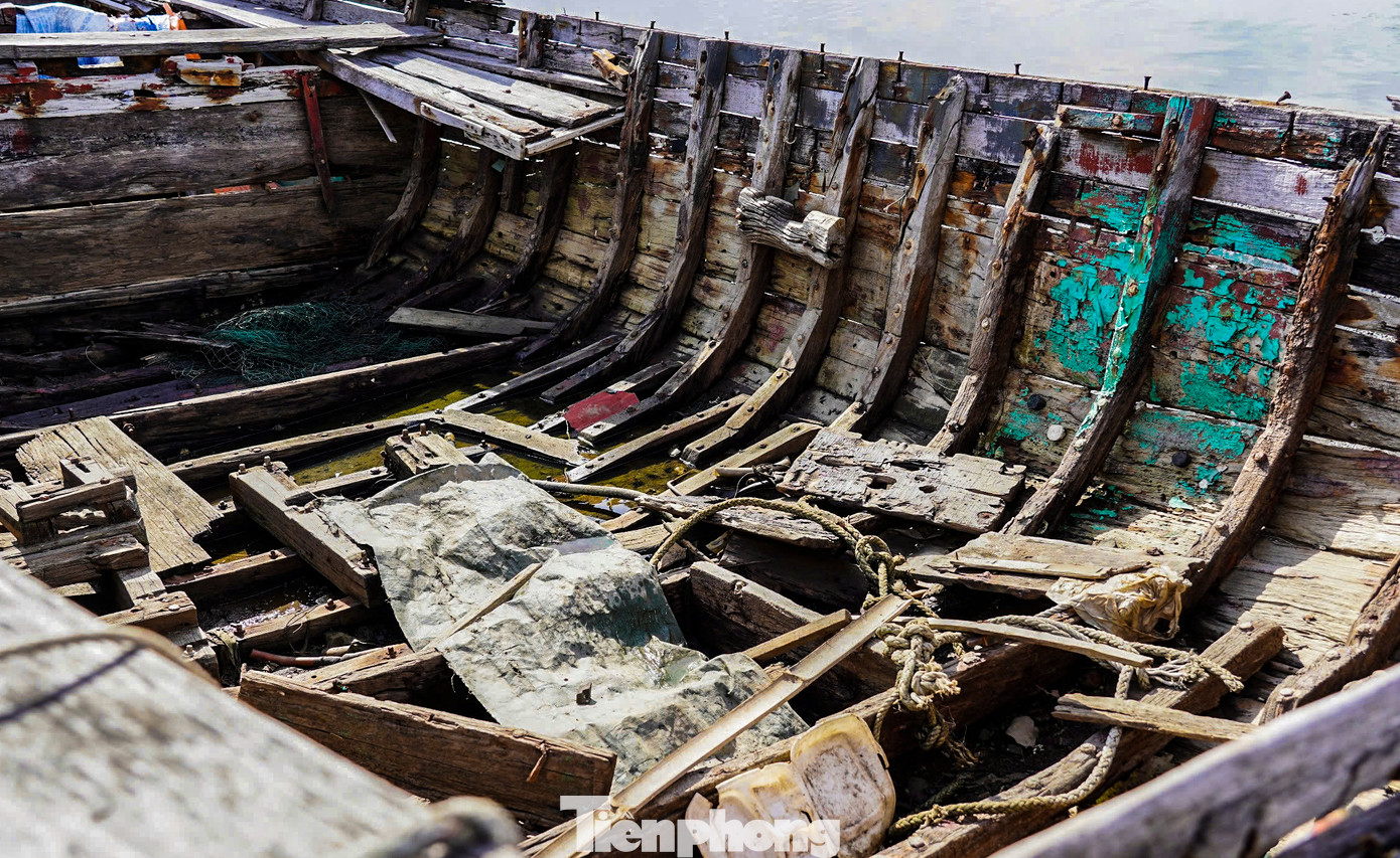 Lãnh đạo UBND xã Thạch Kim (huyện Lộc Hà) cho biết, ngư dân địa phương từng sở hữu hơn 300 tàu cá các loại song đến nay cả xã chỉ còn gần 100 chiếc. Trong đó có 16 tàu cá trên 90CV, còn lại là tàu nhỏ đánh bắt gần bờ. Tuy nhiên, 5 năm trở lại đây, tàu thuyền bị bỏ lại nhiều hơn vì nghề biển khó khăn, ngư dân cũng lên bờ chọn việc khác mưu sinh.