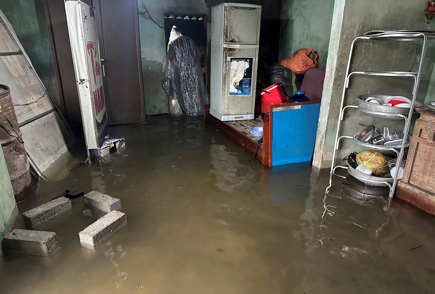 Mưa lớn cũng khiến nước tràn vào nhà dân ở các xã Thạch Châu, Hộ Độ, Ích Hậu, Thạch Mỹ...