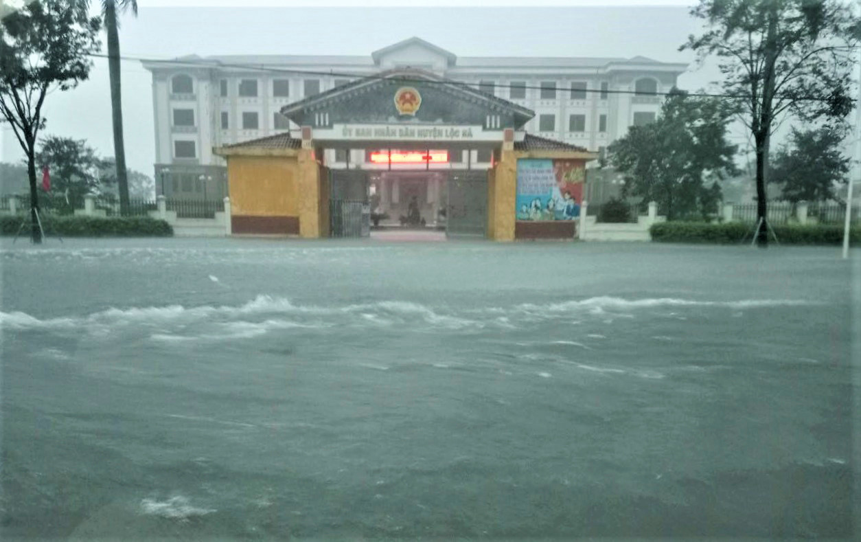 Trước diễn biến phức tạp của mưa lũ, chính quyền địa phương đã chỉ đạo các đơn vị chức năng, các xã, thị trấn chủ động theo dõi sát tình hình, chuẩn bị sẵn sàng các phương án, kế hoạch kịp thời ứng phó.