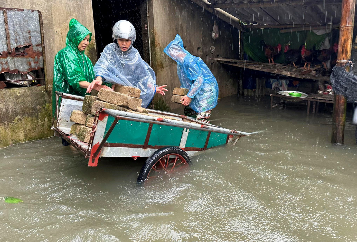 Người dân chủ động di dời tài sản, đồ đạc để giảm thiệt hại do đợt mưa gây ra.