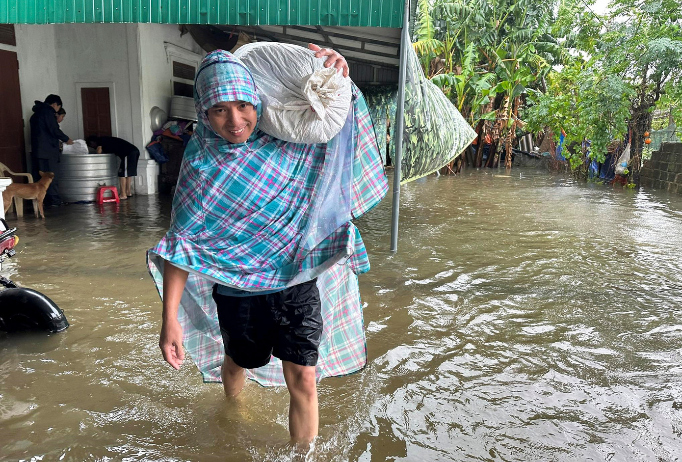 Người dân chủ động di dời tài sản, đồ đạc để giảm thiệt hại do đợt mưa gây ra.
