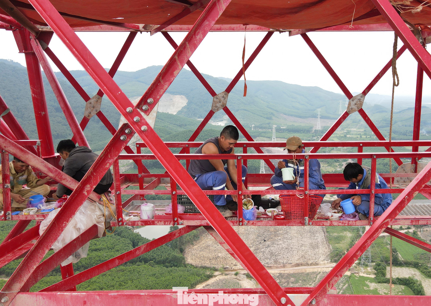 Nhóm công nhân nghỉ ngơi, ăn uống ngay trên đỉnh trụ cột cao 145m, ngang với tòa nhà 35-40 tầng. Nhóm công nhân nghỉ ngơi, ăn uống ngay trên đỉnh trụ cột cao 145m, ngang với tòa nhà 35-40 tầng.