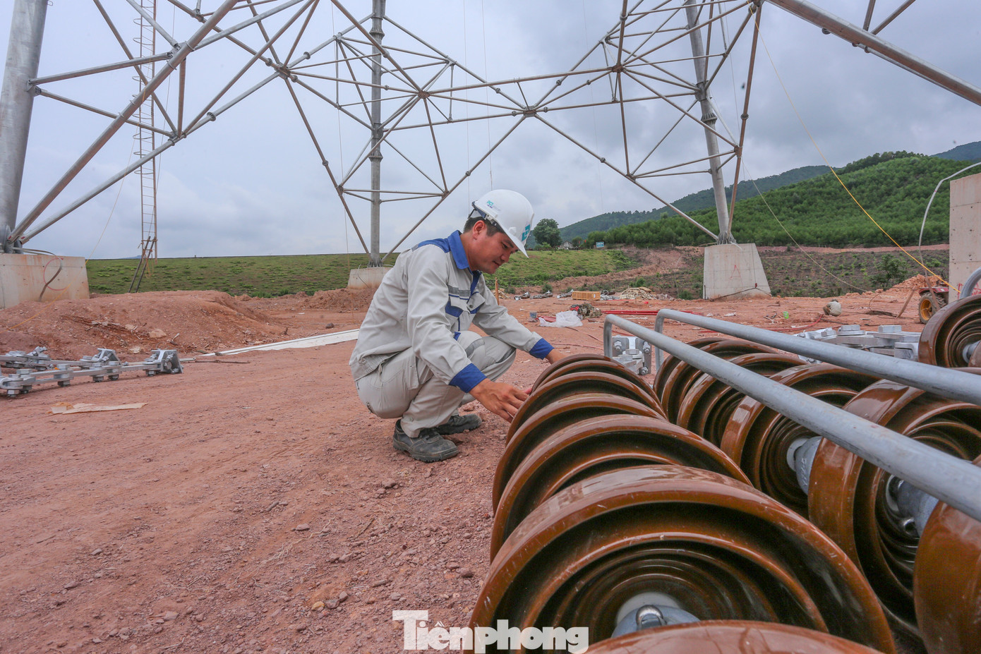 “Cột được thiết kế cao 145m (cột bình thường 50-80m), nặng 426 tấn. Cột thép này dạng ống - sử dụng lần đầu tiên trong dự án đường dây 500kV tại Việt Nam”, anh Trường nói. Trong hình, kỹ sư dự án kiểm tra thiết bị trước khi lắp dựng lên cột. “Cột được thiết kế cao 145m (cột bình thường 50-80m), nặng 426 tấn. Cột thép này dạng ống - sử dụng lần đầu tiên trong dự án đường dây 500kV tại Việt Nam”, anh Trường nói. Trong hình, kỹ sư dự án kiểm tra thiết bị trước khi lắp dựng lên cột.