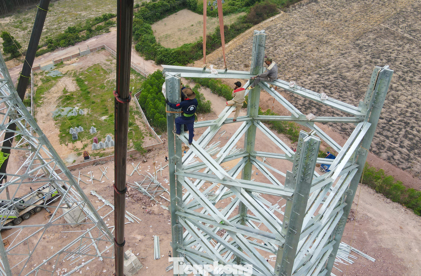 Công nhân thi công đường dây 500kV. Công nhân thi công đường dây 500kV.