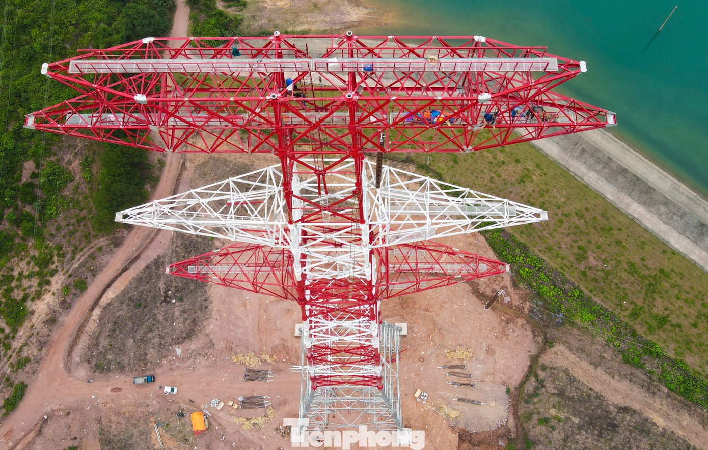 Anh Vũ Xuân Trường - Chỉ huy trưởng Công ty Cổ phần PC1 Hà Nội (thuộc Tập đoàn PC1) cho biết, do khoảng cách từ cột 135-136 dài hơn 1km, để đảm bảo an toàn khoảng cách, vị trí trụ cột 136 trở thành cột đỡ, vượt hồ Thượng Tuy. Anh Vũ Xuân Trường - Chỉ huy trưởng Công ty Cổ phần PC1 Hà Nội (thuộc Tập đoàn PC1) cho biết, do khoảng cách từ cột 135-136 dài hơn 1km, để đảm bảo an toàn khoảng cách, vị trí trụ cột 136 trở thành cột đỡ, vượt hồ Thượng Tuy.