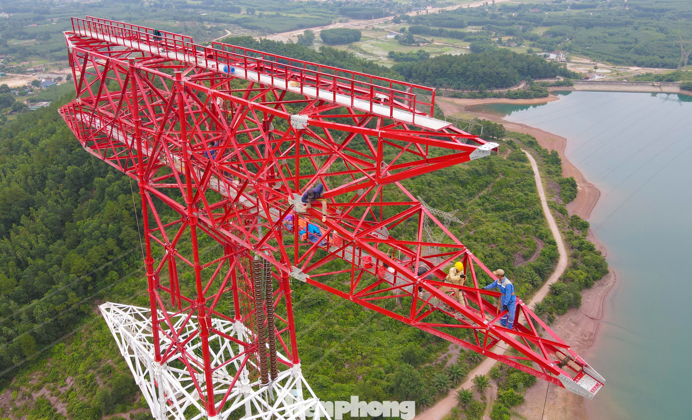 Để dựng các cột này, quá trình thi công yêu cầu sự hỗ trợ của nhiều loại máy móc hiện đại như các máy cẩu loại 160 tấn và 400 tấn, máy tời thủy lực, máy lao, và sự phối hợp nhịp nhàng của hàng chục công nhân. Để dựng các cột này, quá trình thi công yêu cầu sự hỗ trợ của nhiều loại máy móc hiện đại như các máy cẩu loại 160 tấn và 400 tấn, máy tời thủy lực, máy lao, và sự phối hợp nhịp nhàng của hàng chục công nhân.