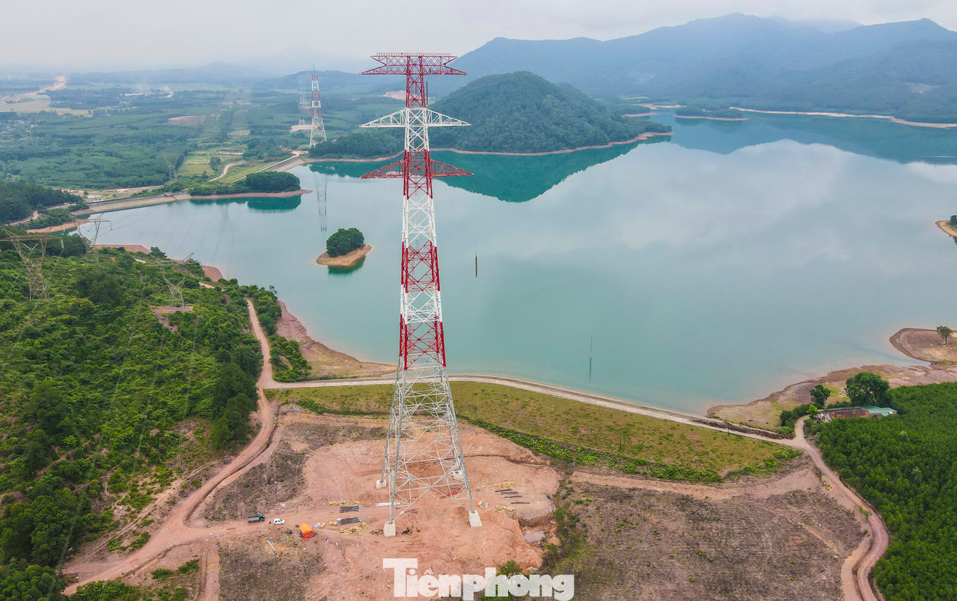 Dự án Đường dây 500kV mạch 3 Quảng Trạch (Quảng Bình) - Phố Nối (Hưng Yên) có 1.177 vị trí cột và chiều dài dây 513 km đi qua 9 tỉnh từ Quảng Bình đến Hưng Yên. Công trình có tổng mức đầu tư tương đương 1 tỷ USD, trải qua nhiều loại địa hình từ miền núi đến đồng bằng. Vị trí cột trụ 136 ở xã Cẩm Thịnh, huyện Cẩm Xuyên (Hà Tĩnh) là một trong những cột cao nhất, sử dụng công nghệ ghép nối cột ống, lần đầu tiên sử dụng trong dự án đường dây siêu cao áp tại Việt Nam. Dự án Đường dây 500kV mạch 3 Quảng Trạch (Quảng Bình) - Phố Nối (Hưng Yên) có 1.177 vị trí cột và chiều dài dây 513 km đi qua 9 tỉnh từ Quảng Bình đến Hưng Yên. Công trình có tổng mức đầu tư tương đương 1 tỷ USD, trải qua nhiều loại địa hình từ miền núi đến đồng bằng. Vị trí cột trụ 136 ở xã Cẩm Thịnh, huyện Cẩm Xuyên (Hà Tĩnh) là một trong những cột cao nhất, sử dụng công nghệ ghép nối cột ống, lần đầu tiên sử dụng trong dự án đường dây siêu cao áp tại Việt Nam.