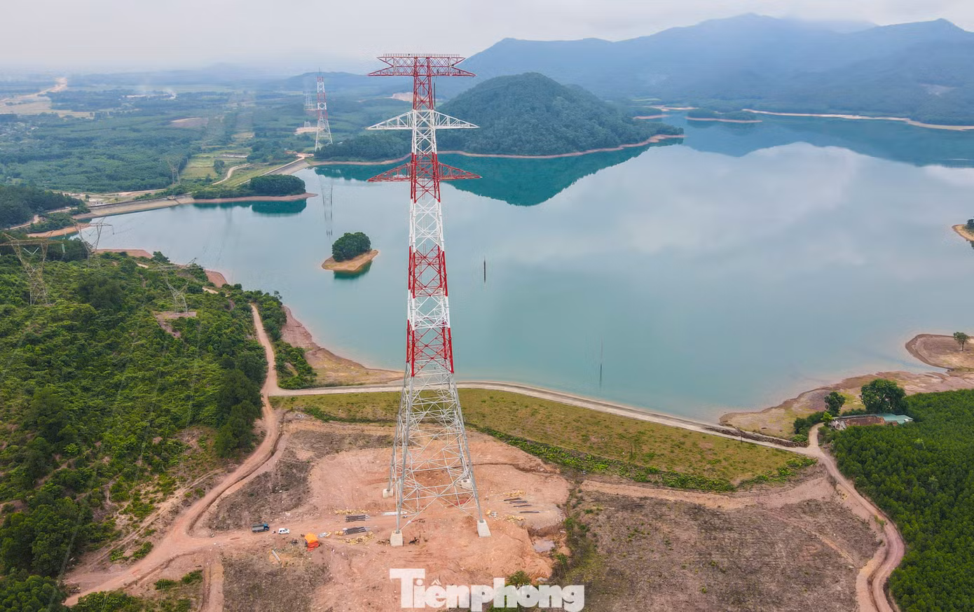 Dự án Đường dây 500kV mạch 3 Quảng Trạch (Quảng Bình) - Phố Nối (Hưng Yên) có 1.177 vị trí cột và chiều dài dây 513 km đi qua 9 tỉnh từ Quảng Bình đến Hưng Yên. Công trình có tổng mức đầu tư tương đương 1 tỷ USD, trải qua nhiều loại địa hình từ miền núi đến đồng bằng. Vị trí cột trụ 136 ở xã Cẩm Thịnh, huyện Cẩm Xuyên (Hà Tĩnh) là một trong những cột cao nhất, sử dụng công nghệ ghép nối cột ống, lần đầu tiên sử dụng trong dự án đường dây siêu cao áp tại Việt Nam. Dự án Đường dây 500kV mạch 3 Quảng Trạch (Quảng Bình) - Phố Nối (Hưng Yên) có 1.177 vị trí cột và chiều dài dây 513 km đi qua 9 tỉnh từ Quảng Bình đến Hưng Yên. Công trình có tổng mức đầu tư tương đương 1 tỷ USD, trải qua nhiều loại địa hình từ miền núi đến đồng bằng. Vị trí cột trụ 136 ở xã Cẩm Thịnh, huyện Cẩm Xuyên (Hà Tĩnh) là một trong những cột cao nhất, sử dụng công nghệ ghép nối cột ống, lần đầu tiên sử dụng trong dự án đường dây siêu cao áp tại Việt Nam.