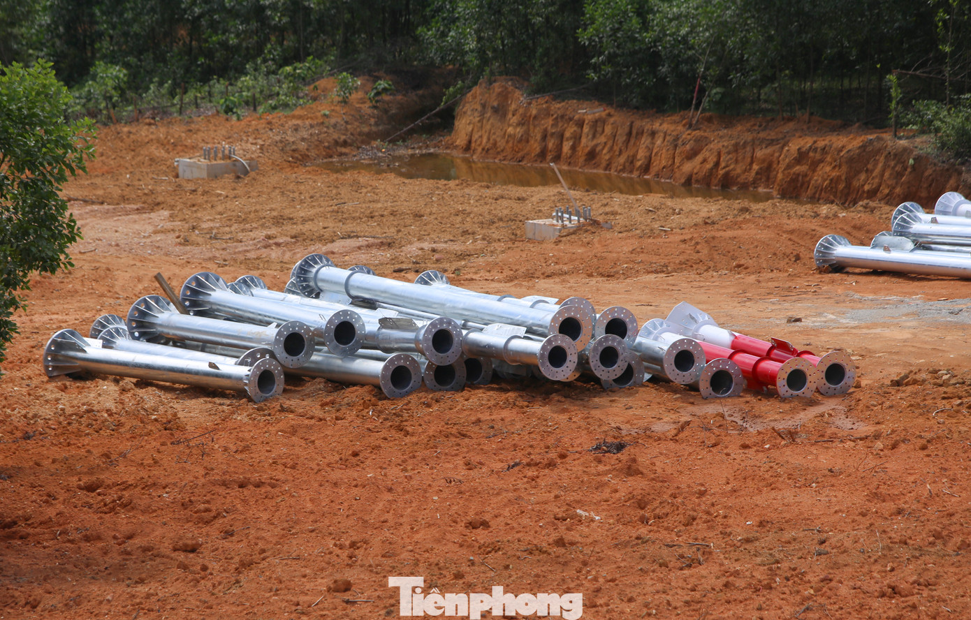 Theo đơn vị thi công, trên tuyến còn có một số vị trí cột cũng sử dụng phương pháp làm cột đỡ bằng ống thép. Theo đơn vị thi công, trên tuyến còn có một số vị trí cột cũng sử dụng phương pháp làm cột đỡ bằng ống thép.