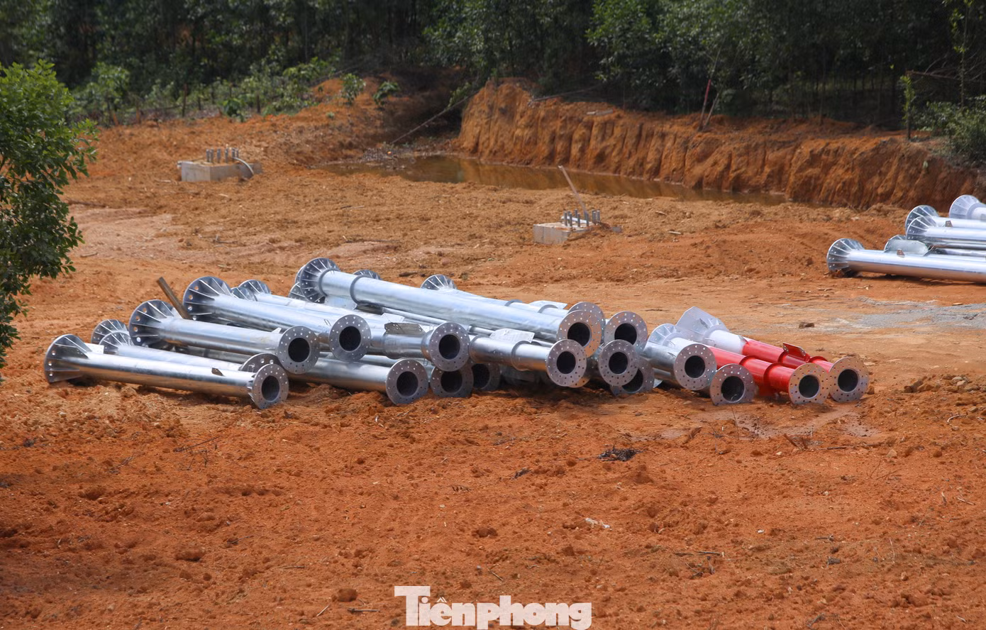 Theo đơn vị thi công, trên tuyến còn có một số vị trí cột cũng sử dụng phương pháp làm cột đỡ bằng ống thép. Theo đơn vị thi công, trên tuyến còn có một số vị trí cột cũng sử dụng phương pháp làm cột đỡ bằng ống thép.