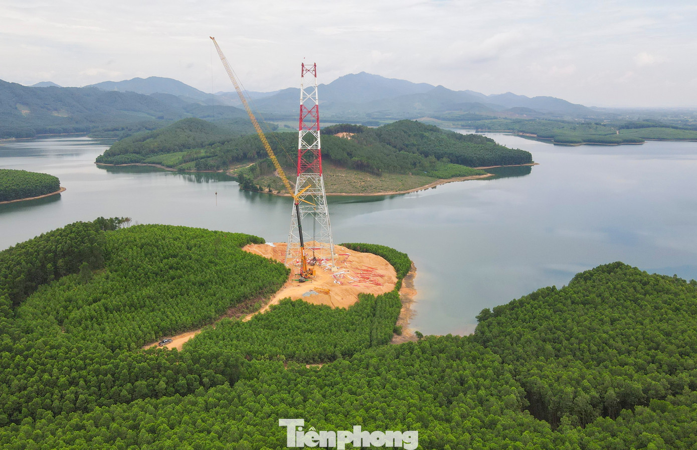 Công nhân thi công đường dây 500kV. Công nhân thi công đường dây 500kV.