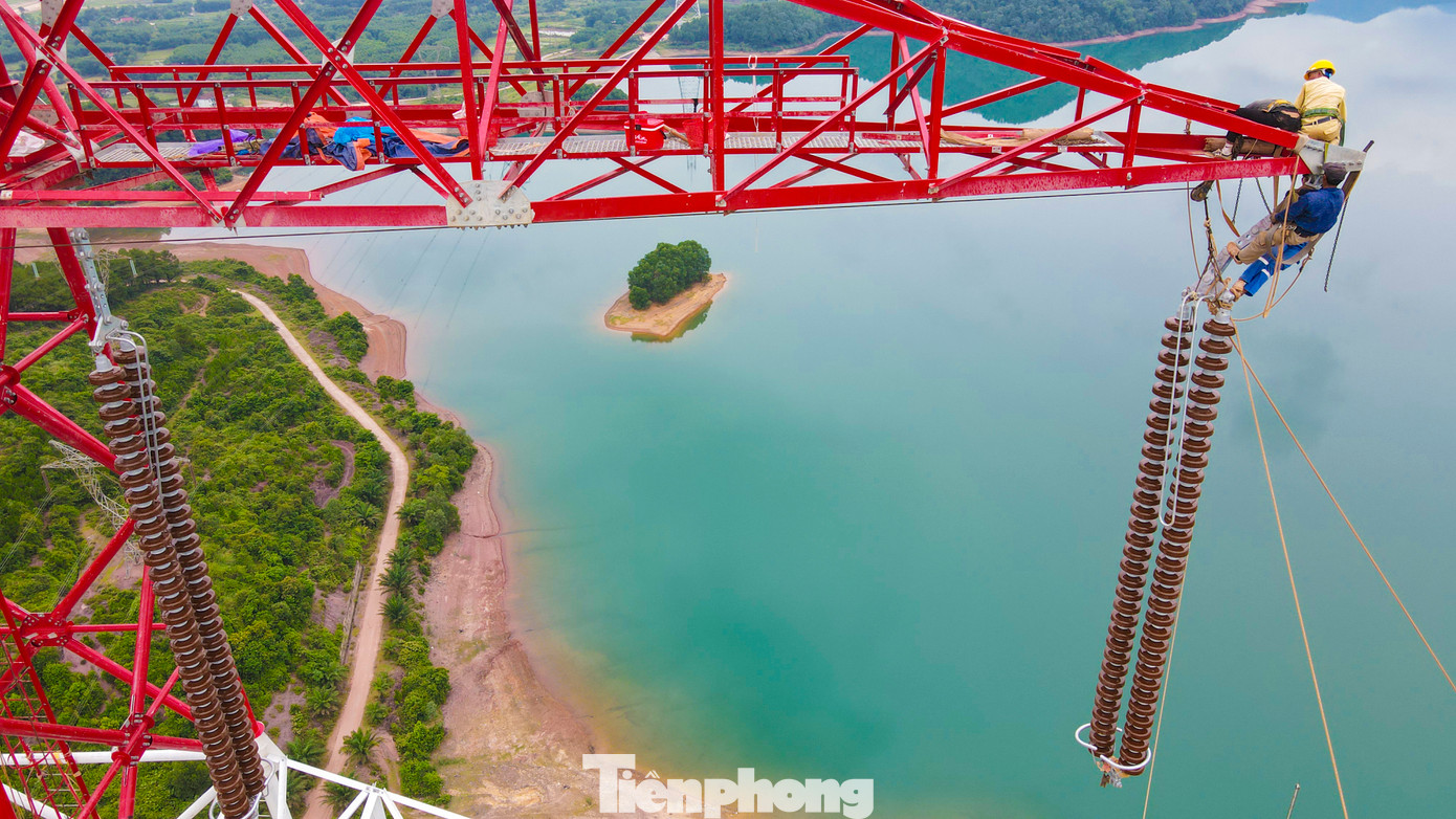 Càng lên cao, việc thi công càng khó khăn, đặc biệt trong điều kiện thời tiết gió to. Dù vậy, với những kỹ sư, công nhân kinh nghiệm, lành nghề, Công ty Cổ phần PC1 Hà Nội đã hoàn thành việc dựng cột, đang thực hiện treo đai sứ, kéo đường dây. Càng lên cao, việc thi công càng khó khăn, đặc biệt trong điều kiện thời tiết gió to. Dù vậy, với những kỹ sư, công nhân kinh nghiệm, lành nghề, Công ty Cổ phần PC1 Hà Nội đã hoàn thành việc dựng cột, đang thực hiện treo đai sứ, kéo đường dây.